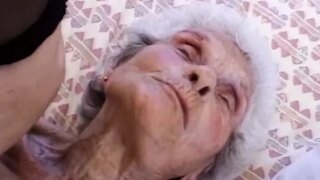 Yaşlı teyze sikişmekten vazgeçmiyor