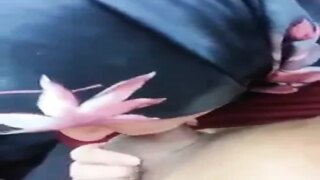 Türbanlı abla, arabada sakso görevinde