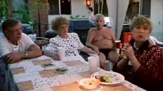 Yaşlı sikişkenlerin swinger partisi