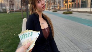 Teen kız ucuza siktiriyor