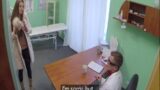 Doktor Muayenehanesinde Güzel Hastasını Sertçe Sikiyor