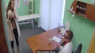 Doktor Muayenehanesinde Güzel Hastasını Sertçe Sikiyor