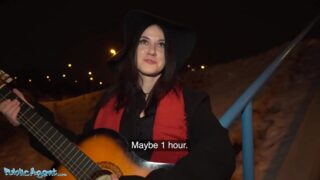 Sokak Şarkı Söyleyen Sevimli Hatun Para İçin Yabancının Yarrağını Yedi!